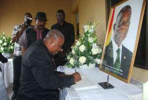 President Mahama welcomes Ssali at the Castle