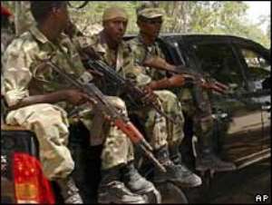 Somali militants raid police base