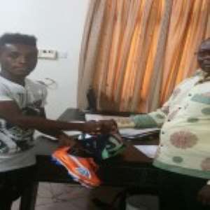 Baakoh (L) receiving his MVP prize from PLB boss Ashford Tetteh Oku