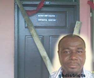Thomas Kwakwas office braced with sticks (insert) Mr Kwakwa