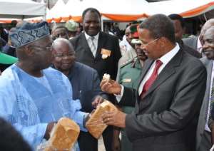 African leaders share bread with cassava flour