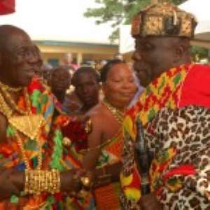 TheOkyenhene (right) in a handshake with theEffiduasehene