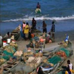 Navy arrests fishermen, seize canoes and boats