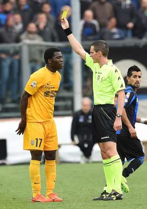 Godfred Donsah receiving a yellow card on his Serie A debut