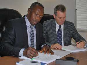 Richard Anamoo, (left) and Filip Morobe signing the contract.