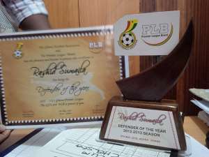 Rashid Sumaila receives Ghana Best Defender award