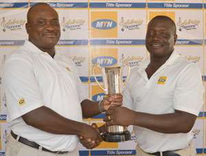 Ikpoki (L) presenting the first winner with his prize to Martin Osei