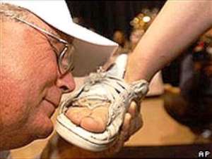 US boy wins smelly shoes contest