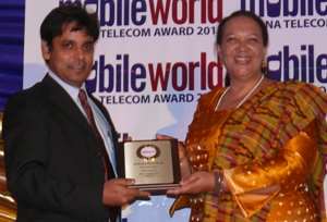 Mrs Gordon presenting a plaque to an Airtel Executive