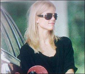 Elin Nordegren fills up without her ring