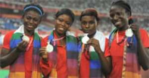 Ghana's sprint quartet (L to R) Rosina Amenebede, Beatrice Gyaman, Janet Amponsah Elizabeth Amolofo proudly display  their silver  medal at the Commonwealth Games