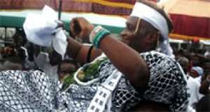 King Boni Nii Tackie Adama Latse II being carried shoulder high at the ceremony
