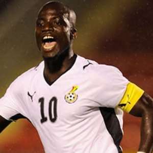 Stephen Appiah signs for Bologna