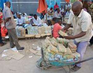 Currency traders in Somaliland (Simon Reeve)