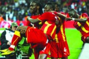 Baby Jet Asamoah Gyan  is the toast of his teammates after his excellent equaliser. Photo: courtesy gettyimages