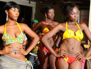 Rosmond Koufie flanked by Ivy Amoako and Leticia Tawiah