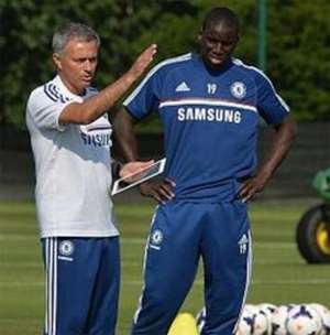 Jose Mourinho issues instructions to Ba when he was a Chelsea player