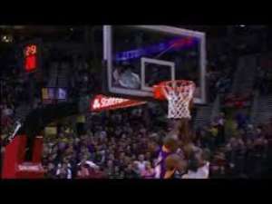 Basketball : Kobe Bryant denies Will Bartons dunk attempt -video-