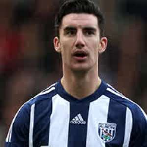 West Brom Defender, Liam Ridgewell Wipes Backside With 1000 Worth 20 Notes; Angry Fans React