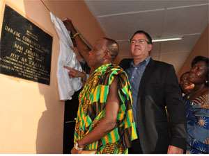 Nana Amoakwa III unveils the plaque with support from Mr. Peet Van Schalkwy, to officially commission the clinic
