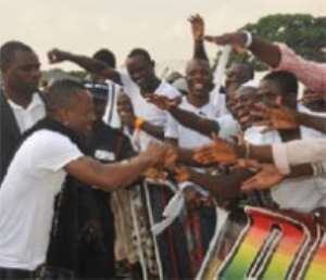 Ghanaians who thronged the Airport to welcome Agbeko left couldn't contain their joy when he moved round to shake hands with them.