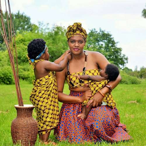 Ghanian women wearing Kente cloth  African clothing, African dance, African