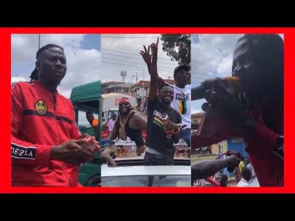 Stonebwoy & Lil Win Shares 1ghc Note To His Fans In Kumerica (Video)