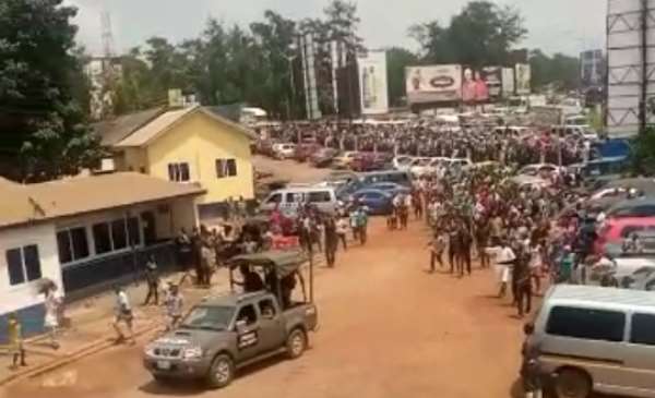 A/R: Police, soldiers clash at Suame roundabout