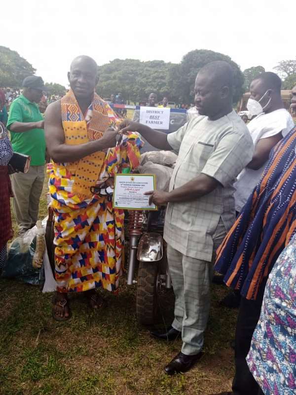 Kintampo South DCE Slammed For Awarding Father As Best Farmer