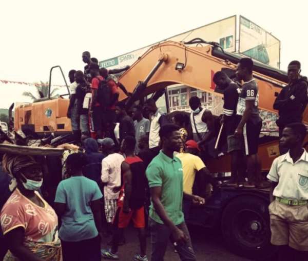 C/R: Articulated truck runs over truck pusher at Mankessim