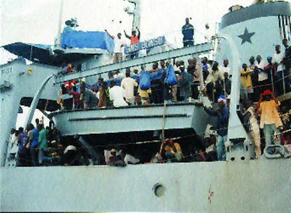 Evacuees from Equatorial Guinea arrive