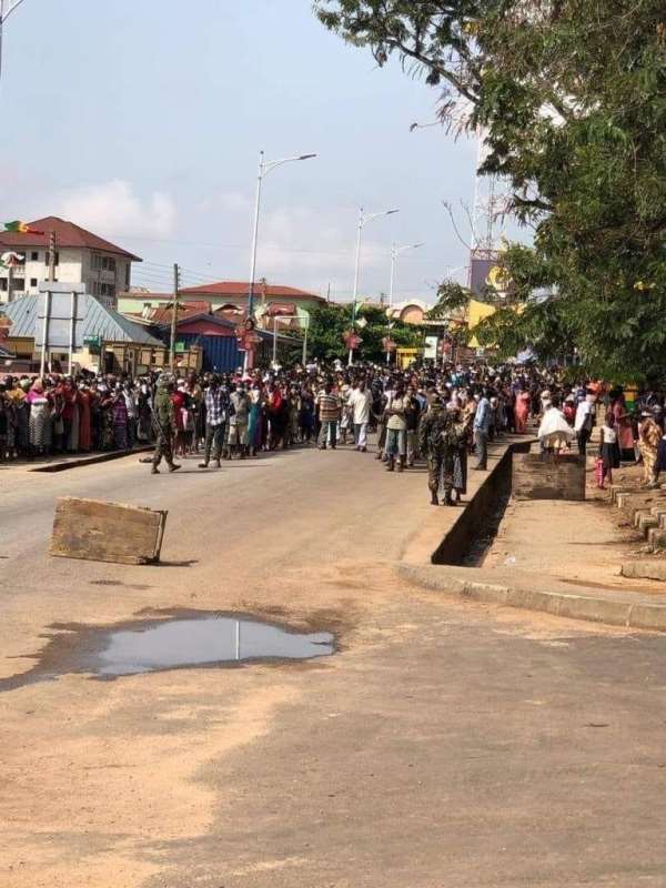 Covid-19: Residents Mass Up At Asokwa For Gov’t Free Food