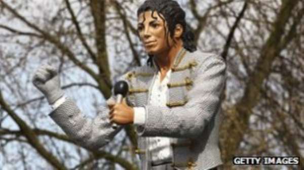 _69934552_michaeljackson_statue_getty