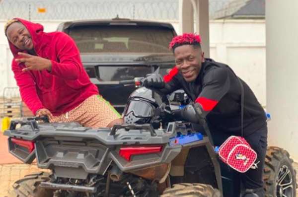 Shatta Wale Surprises Medikal with Thousands of Cedis at Home (Video)