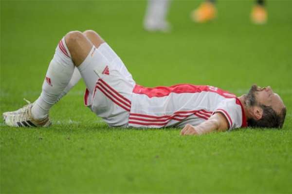 Ajax's Blind Suffers Scare As Defibrillator Stops During Game
