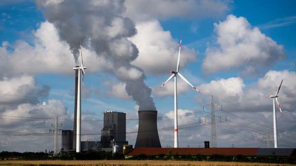 Wind turbines at the Mehrum coal-fired power station in the district of Peine in Lower Saxony, Mehrum.  The exit of coal is expected by 2038. - Source: Julian Stratenschulte via GettyImages