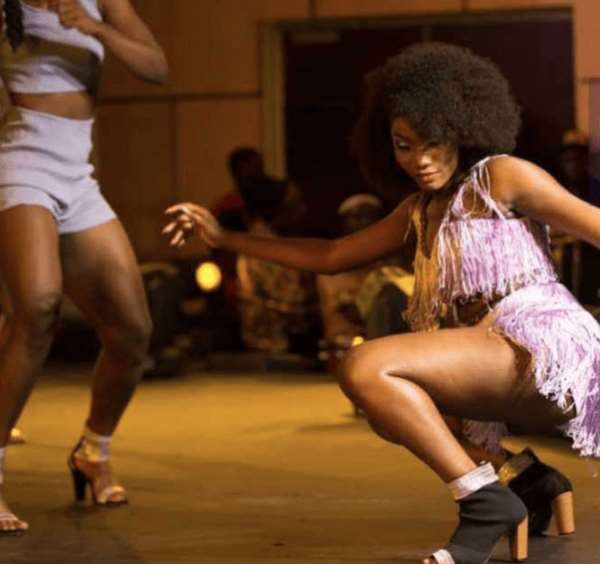 Fan Squeeze Wendy Shay’s Big Booty Whiles Performing On Stage – Video