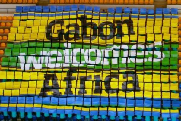 People hold up placards in Libreville to form a welcoming message for the Africa Cup of Nations. By (AFP/CAN 2012)