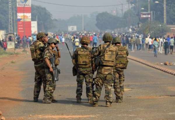 French troops of the Sangaris Operation stand guard as anti-Seleka protesters demonstrate calling for the resignation of the Central African Republic president in Bangui on January 10, 2014. By Eric Feferberg (AFP)