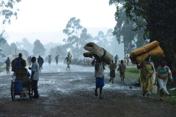 Congolese refugees returning from Uganda walk back home on November 1, 2013, in Bunagana, 99 kms from the eastern Democratic Republic of Congo city of Goma, at the frontier with Uganda. By Junior D. Kannah (AFP/File)