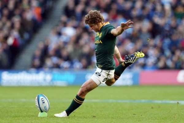 Patrick Lambie kicks a penalty in Edinburgh on November 17, 2012. By Ian MacNicol (AFP/File)