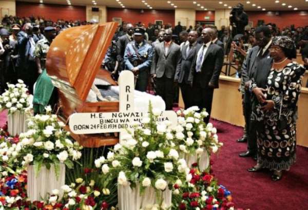 Malawi's President Joyce Banda, (R), leads people in paying their last respects to former president Bingu wa Mutharika. By Amos Gumulira (AFP/File)