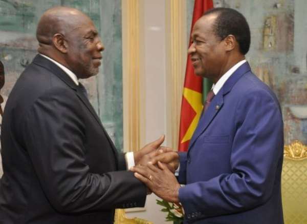 Burkina Faso President Blaire Compaore (R), the top mediator in Mali's crisis, greets Mali's PM Cheikh Modibo Diarra. By Ahmed Ouoba (AFP)