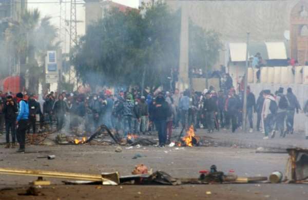 Tunisian protesters clash with security forces in Kasserine, on January 21, 2016. By Mohamed Khalil (AFP)