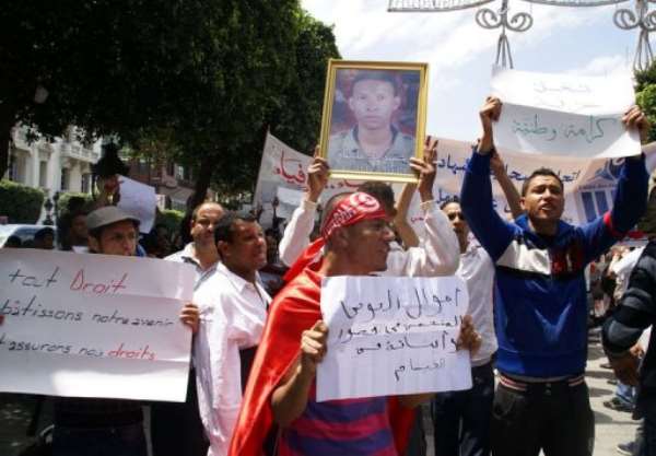 Unemployed Tunisians protest against unemployment and precariousness. By Yosra ben Hassine (AFP)