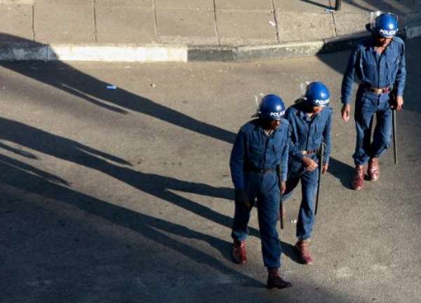 Zimbabwean riot policemen in Harare on April 25, 2008. By (AFP/File)