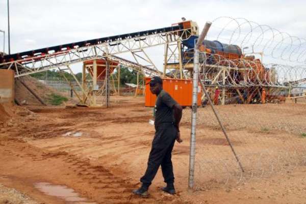 A private security employee guards on December 14, 2011, a diamond processing plant in the diamond-rich eastern Marange region, Zimbabwe. By Jekesai Njikizana (AFP/File)