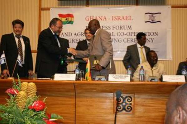052: Ghana s Foreign Minister Alhaji Muhammad Mumuni, (right), exchanging the joint Declaration with Mr Avigdor Liberman, Deputy Prime Minister/Foreign Minister of Israel.