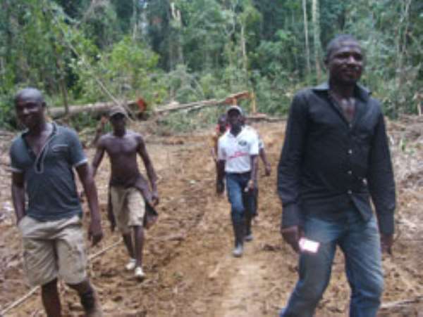 The DCE (m) flanked the Feeder Roads Engineer and Project Manager