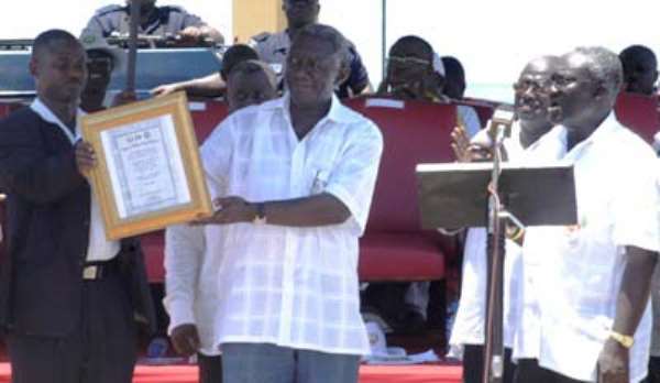 President Kufuor Commend Workers